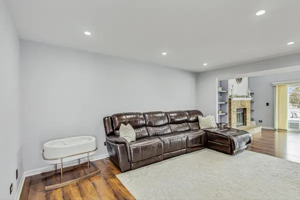 829 Stonebridge LN, Crystal Lake, IL 60014
