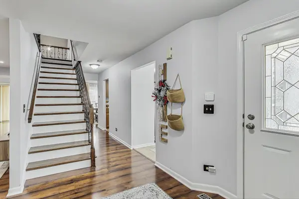 829 Stonebridge LN, Crystal Lake, IL 60014