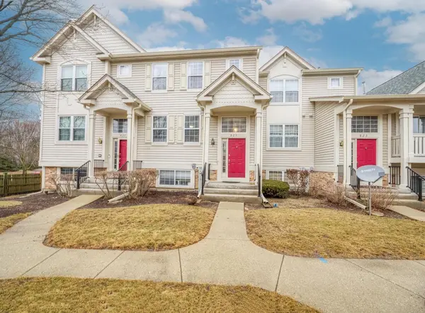 825 Essex CIR #825, Grayslake, IL 60030