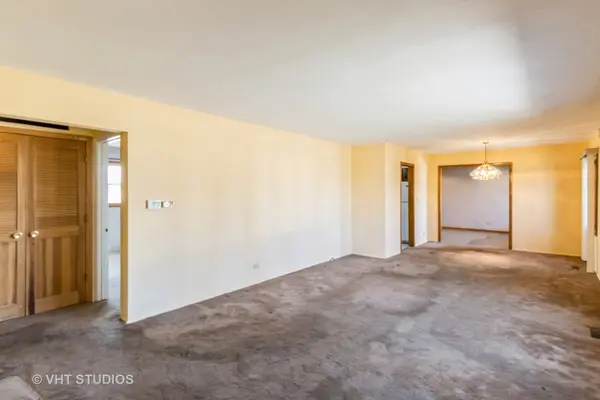 75 Carthage LN, Hoffman Estates, IL 60169