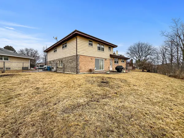 833 W Heritage DR, Addison, IL 60101