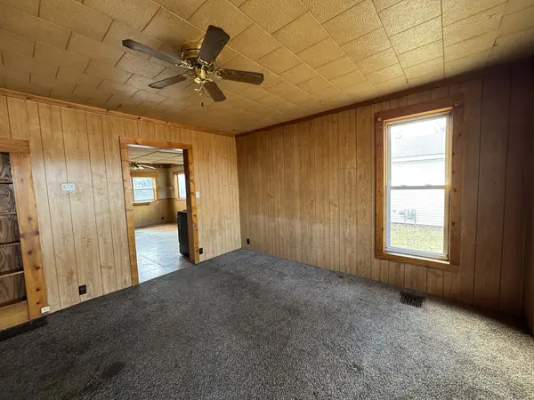 944 E Walnut ST, Canton, IL 61520