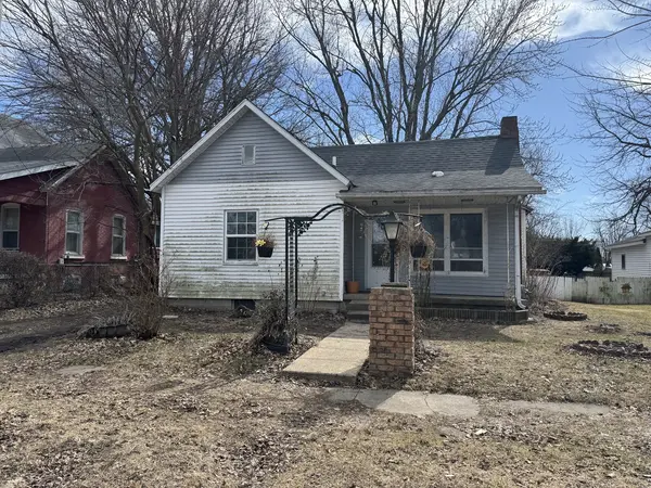 944 E Walnut ST, Canton, IL 61520