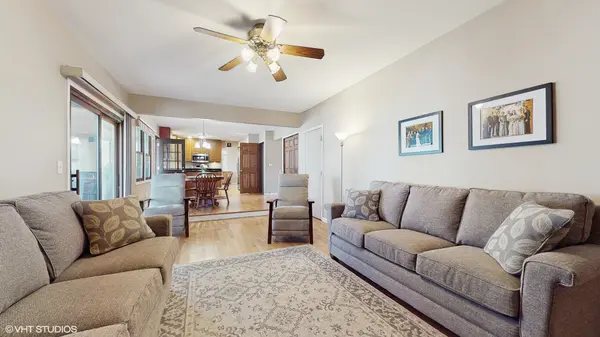 946 Arkansas DR, Elk Grove Village, IL 60007