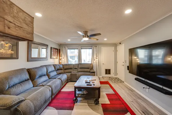 115 Olesen DR #1I, Naperville, IL 60540