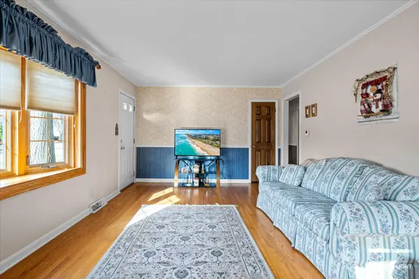 305 Hillside PL, North Aurora, IL 60542