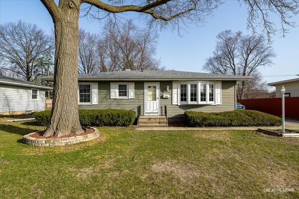 305 Hillside PL, North Aurora, IL 60542