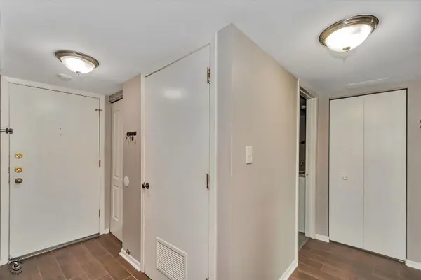 444 Redondo DR #301, Downers Grove, IL 60516