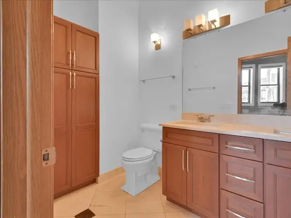 1623 W Melrose ST #302 Chicago, IL 60657