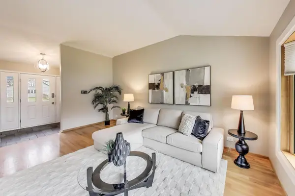 1128 Olympus DR, Naperville, IL 60540