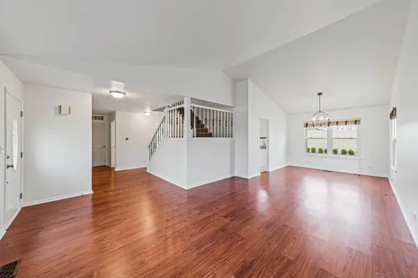 1310 Old Timber LN, Hoffman Estates, IL 60192