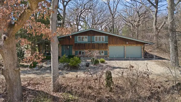 7204 Oakwood LN, Crystal Lake, IL 60012