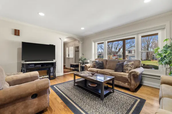 913 French DR, Mundelein, IL 60060