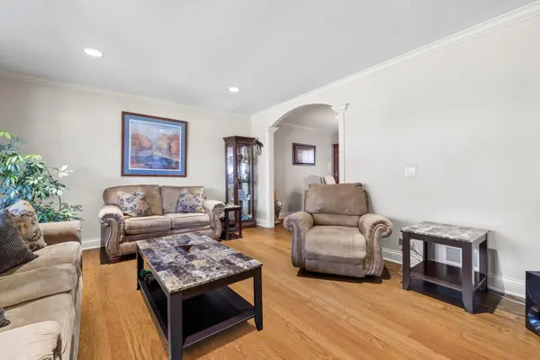 913 French DR, Mundelein, IL 60060