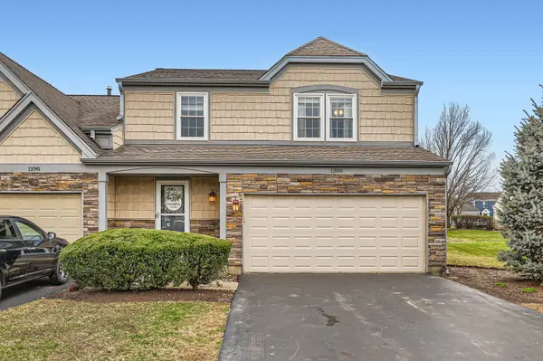 1300 Gloucester CIR, Carol Stream, IL 60188