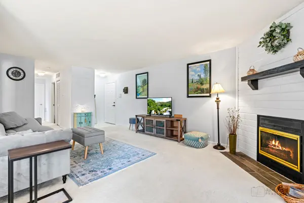 31 Plymouth CT #102B, Naperville, IL 60565