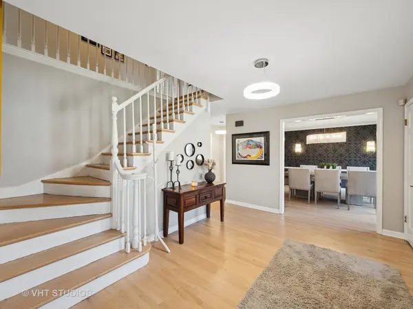 4121 Yorkshire LN, Northbrook, IL 60062