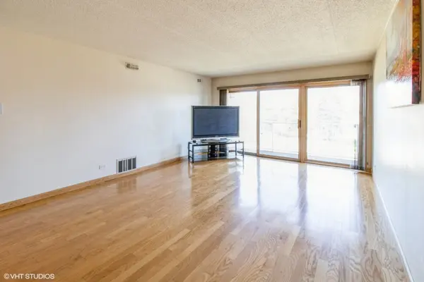 440 E Montrose AVE #202, Wood Dale, IL 60191