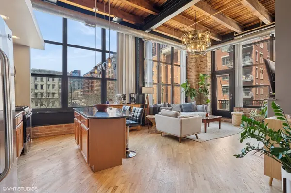 226 N CLINTON ST #204, Chicago, IL 60661