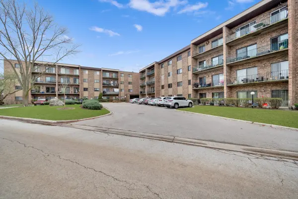 725 W Huntington Commons RD #314, Mount Prospect, IL 60056