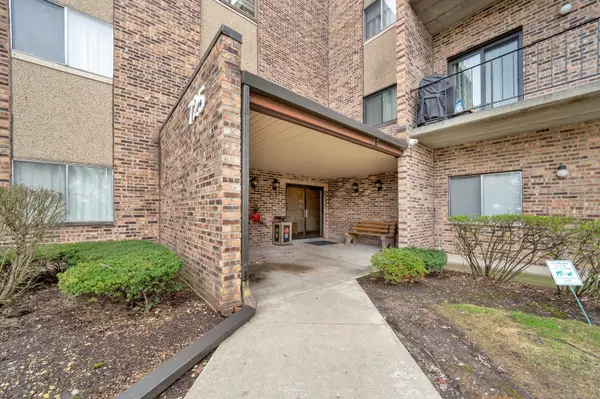 725 W Huntington Commons RD #314, Mount Prospect, IL 60056