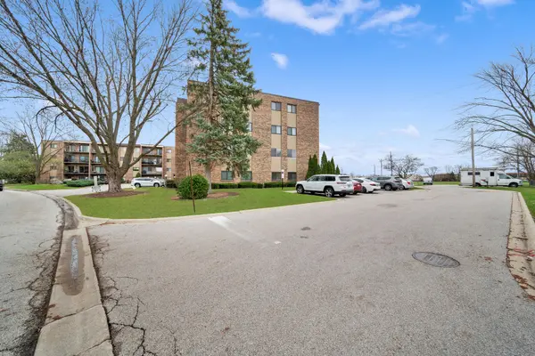 725 W Huntington Commons RD #314, Mount Prospect, IL 60056