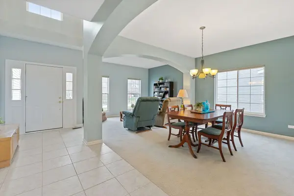 335 Cross Creek LN, Lindenhurst, IL 60046