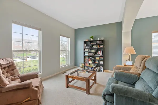 335 Cross Creek LN, Lindenhurst, IL 60046