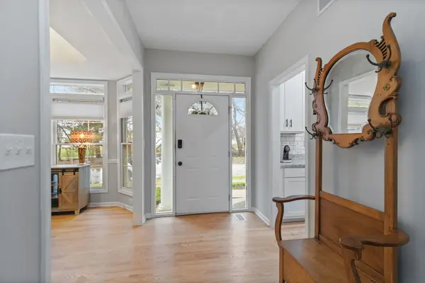 2S761 Parkview DR, Glen Ellyn, IL 60137