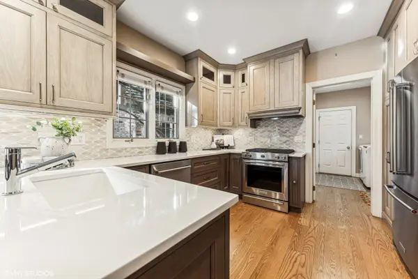 16 Lake Ridge Club CT, Burr Ridge, IL 60527