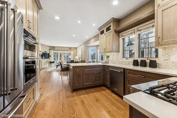 16 Lake Ridge Club CT, Burr Ridge, IL 60527