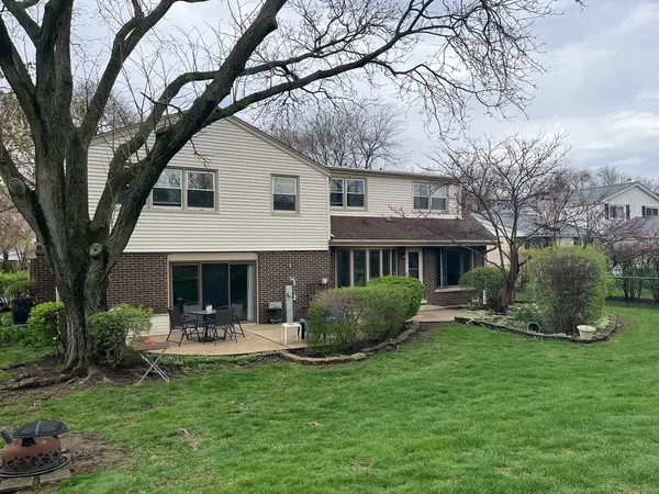 1550 Chickasaw DR, Naperville, IL 60563