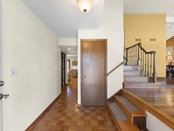 1221 N Hickory TRL, Addison, IL 60101