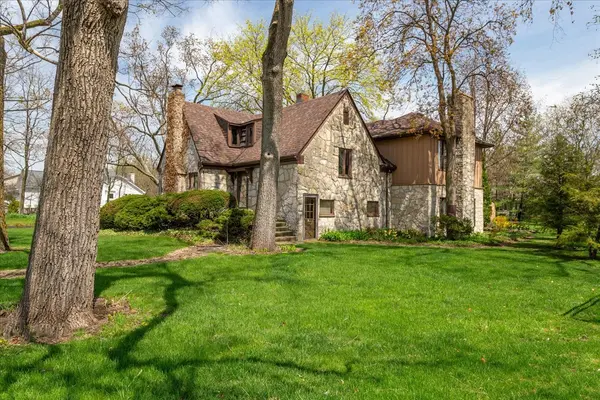 224 Olesen DR, Naperville, IL 60540