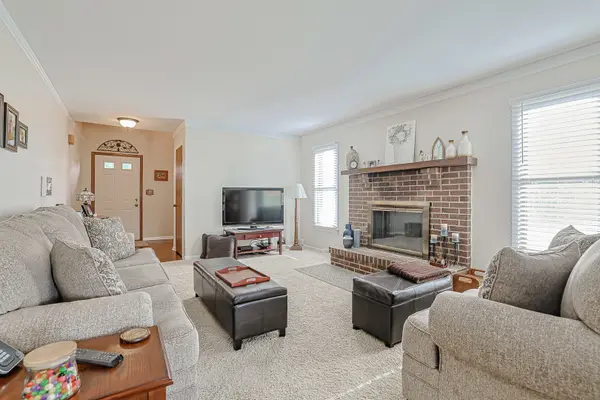23W479 Green Trails DR, Naperville, IL 60540