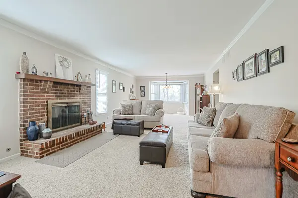 23W479 Green Trails DR, Naperville, IL 60540
