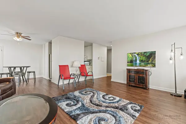 33 N Main ST #4L, Lombard, IL 60148
