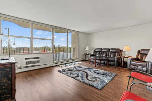 33 N Main ST #4L, Lombard, IL 60148