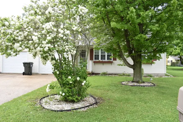263 McCoy LN, Arcola, IL 61910