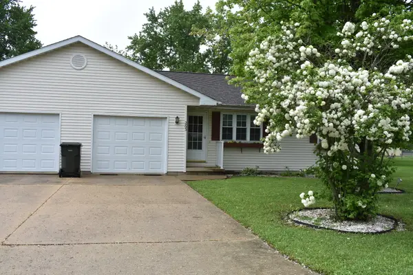 263 McCoy LN, Arcola, IL 61910