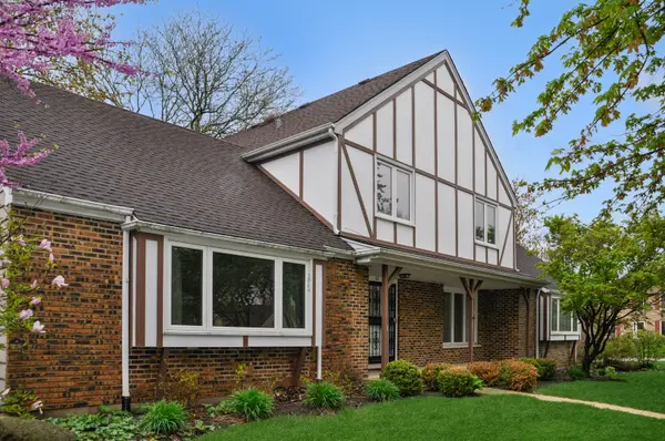 23 Westmoreland LN, Naperville, IL 60540