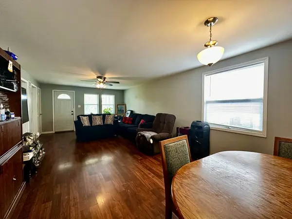 1104 E Jefferson ST, Clinton, IL 61727