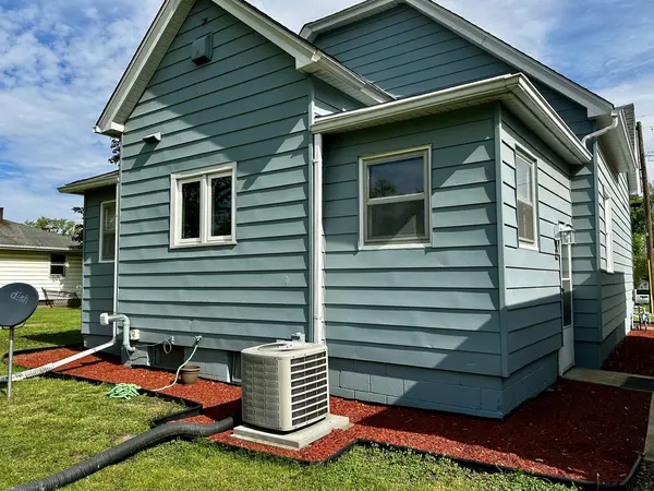 1104 E Jefferson ST, Clinton, IL 61727