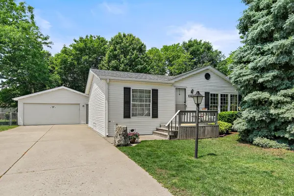 8566 Fig Tree LN, Roscoe, IL 61073