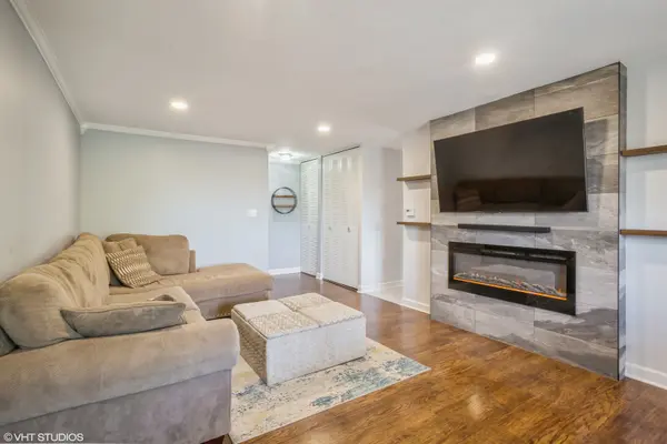725 W Huntington Commons RD #407, Mount Prospect, IL 60056
