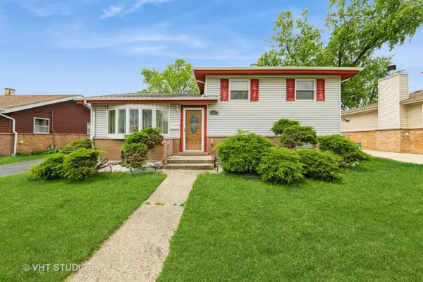 130 W Natalie LN, Addison, IL 60101