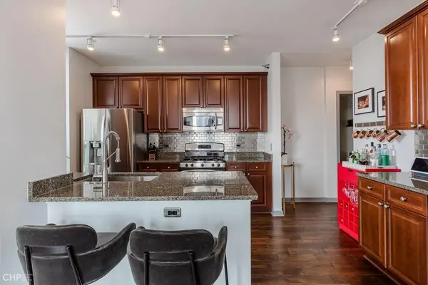 330 W Grand AVE #2002, Chicago, IL 60654