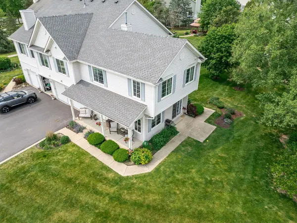 1077 Castleshire DR, Woodstock, IL 60098