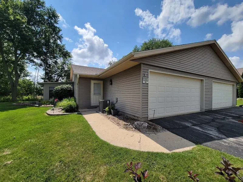 105 TAMARACK CIR, Hartford, WI 53027-2631