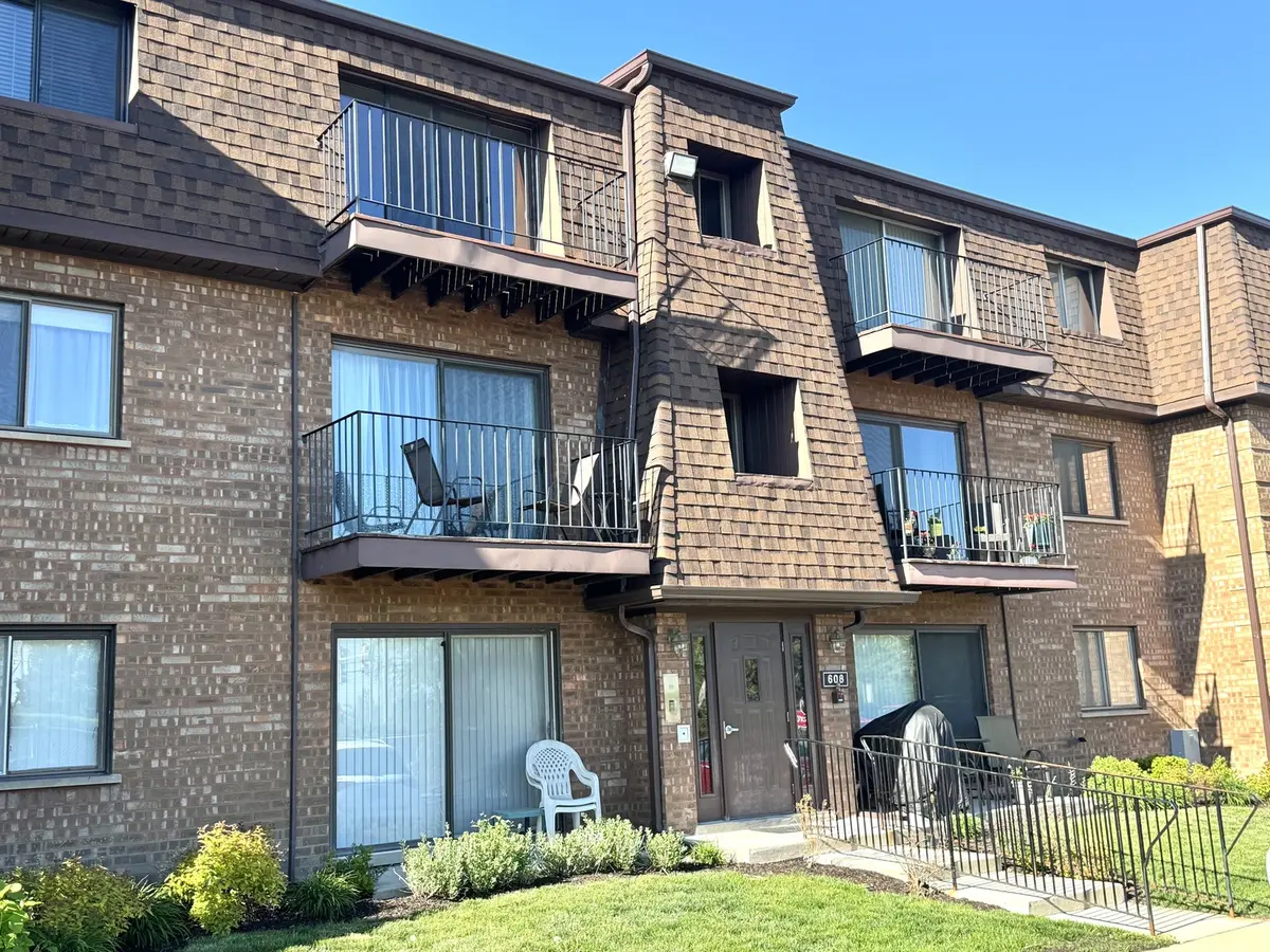 608 Cobblestone CIR #E, Glenview, IL 60025